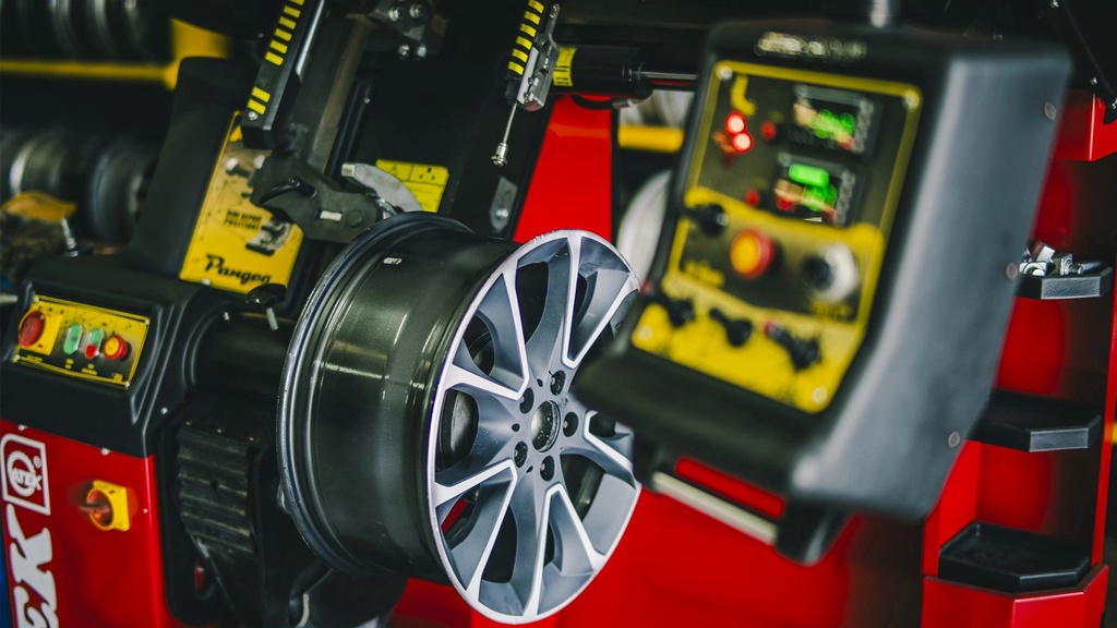 GEC Pangea Turkish Automatic Rim Straightener Machine 28Inch ماكينة استعدال جنوط اتوماتيك تركي جنط 28 بوصة GEC / Pangea